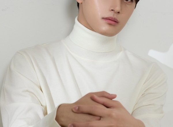 After changing his stage name to Park Su-oh, Park Sang-hoon signs an exclusive contract with KeyEast…