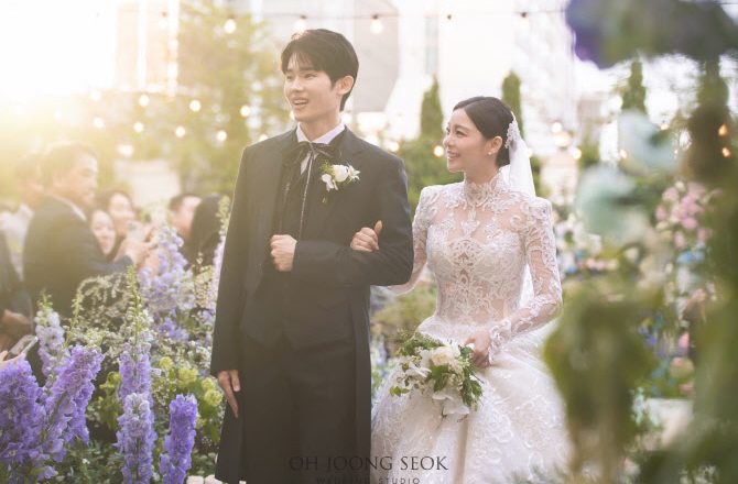 Singer Ailee marries actor and entrepreneur Choi Si-hoon…