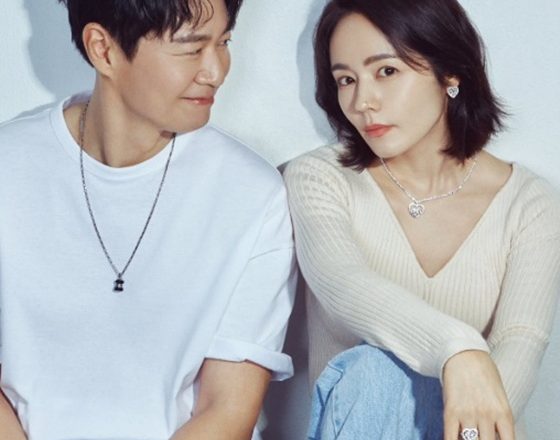 Han Ga-in and Yeon Jung-hoon, reflecting on the meaning of a warm family on their 20th wedding anniversary.