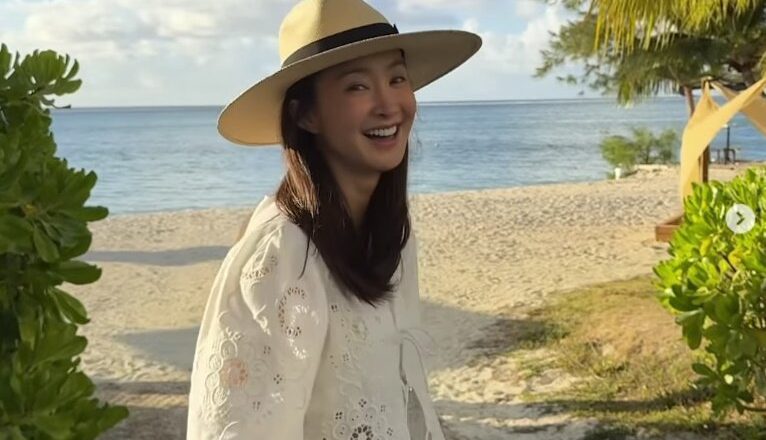 Lee Si-young, a smile embracing the sea… A shining daily life even after divorce.