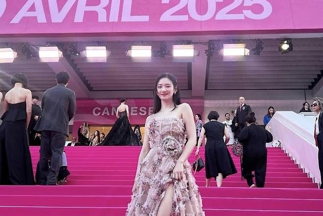 Actress Park Joo-hyun shines on the pink carpet at the Cannes International Series Festival, embroidering it like a flower with her dazzling presence.