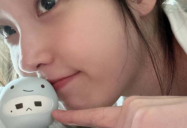 IU shares ‘May, can you come?’ message through SNS… Communicating with fans through photo updates.