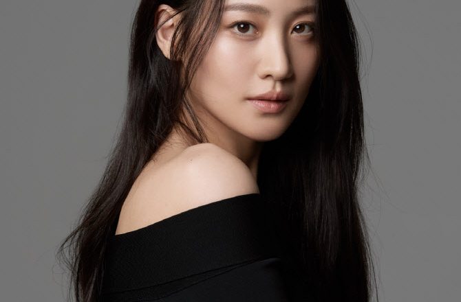 Suhyun signs exclusive contract with Human Entertainment…

Important: Please use the commonly used spelling in the target language for K-POP artist names, group names, album titles, etc.