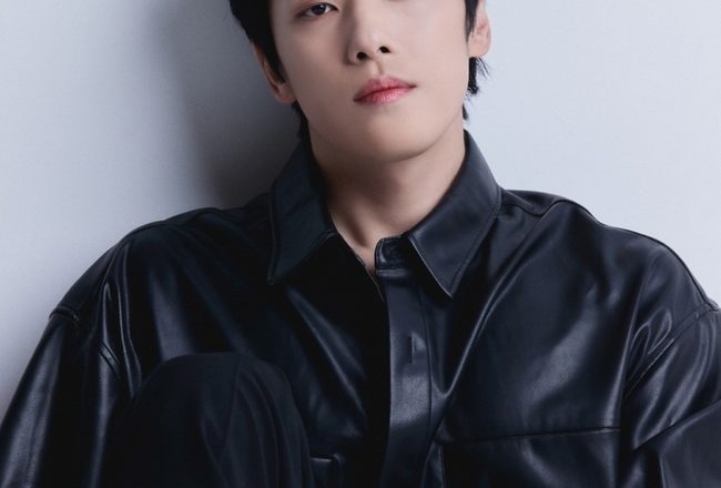 Actor Kim Jung-hyun signs exclusive contract with Management Soo, to balance acting and variety shows.