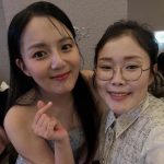 Park Seulgi and Kang Eunbi sing a surprise congratulatory song to celebrate their 20-year friendship at their wedding.
