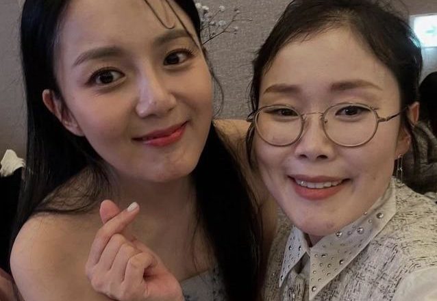 Park Seulgi and Kang Eunbi sing a surprise congratulatory song to celebrate their 20-year friendship at their wedding.