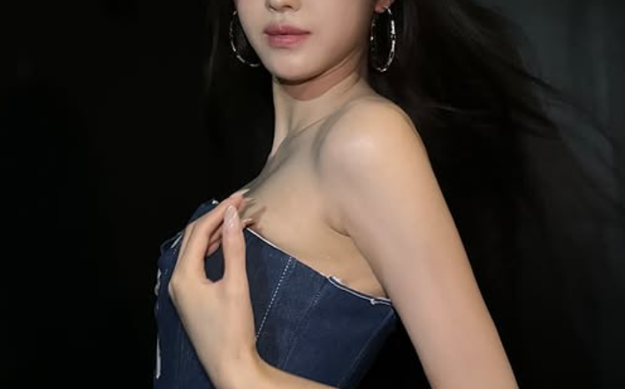 OH MY GIRL member YooA revealed future activity plans through a handwritten letter.