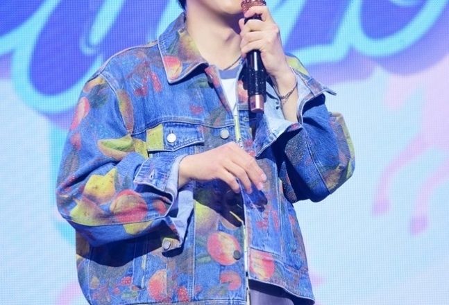 Youn Tak shares his sincere feelings at his first fan concert ‘Youn Park’.
