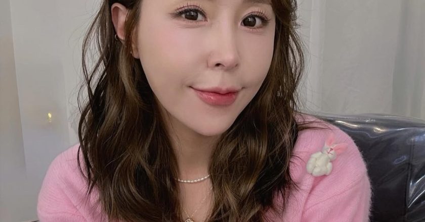 Sinji said, “I got eye remodeling done”… Encouragement follows confident plastic surgery confession.