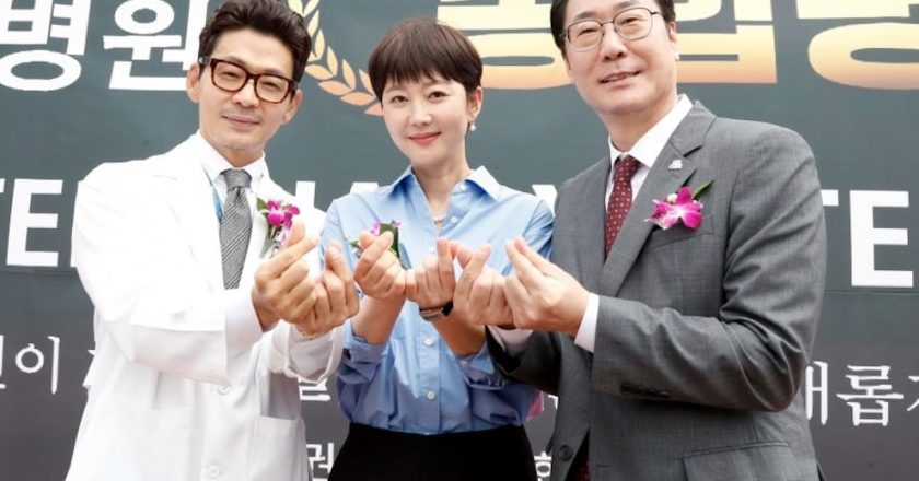 Yum Jung-ah joins the local medical development scene… Attends the promotion ceremony of Hwaseong Yuil Hospital.