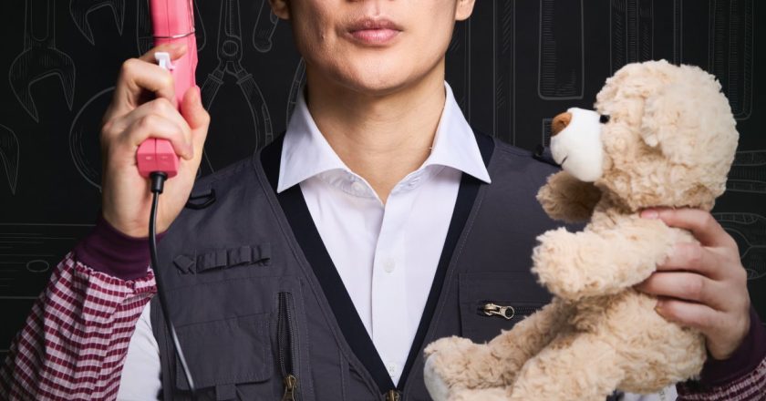 Actor Um Tae-goo makes his first variety show MC debut with ‘Simple Labor: Workman Spin-off’… Inexperienced but sincere challenge.