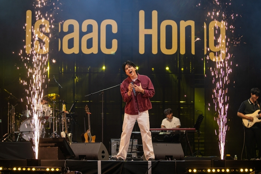 Hong Isaac’s first successful debut on ‘Showcase Festival’ stage… Interacting deeply with the audience through 12 live songs.