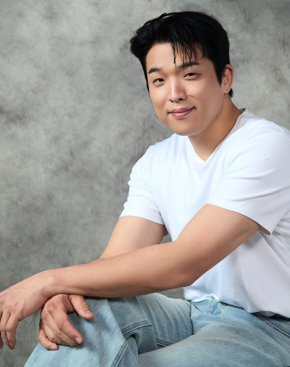 Michelin-starred chef Ahn Sungjae partners with a management agency to ramp up his broadcasting activities.